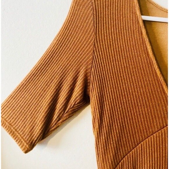 Silence & Noise Ribbed Knit V Neck Dress S Short Sleeve Empire Waist Brown Tan - Picture 4 of 8